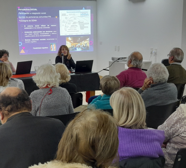 Charla sobre personas mayores y participación social